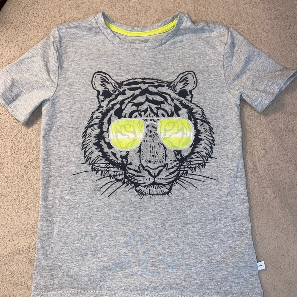 Tommy Bahama Gray Kids Medium (7/8) T-Shirt with Tiger Graphic